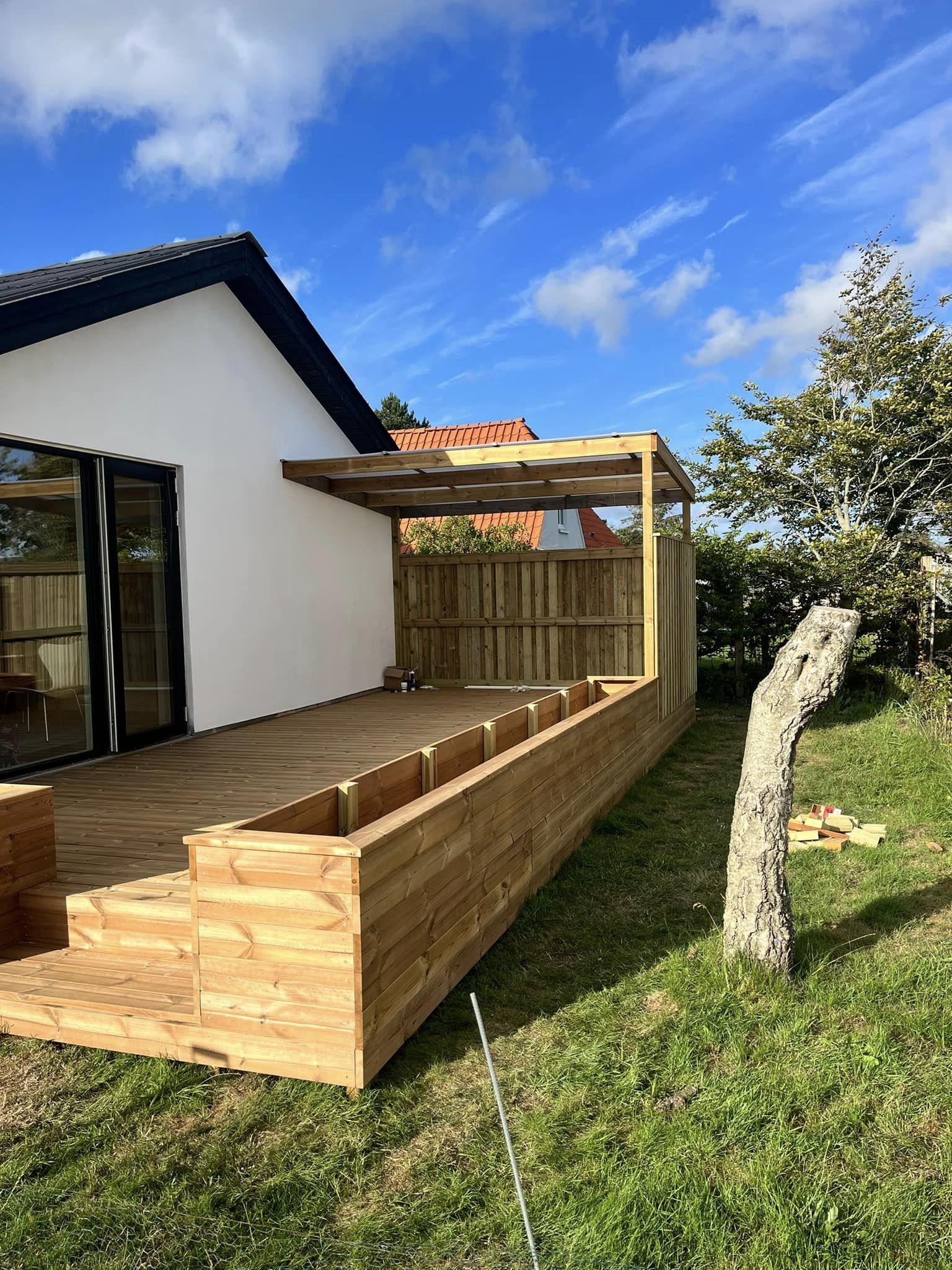 Træterrasse med plantekasser og halvtag